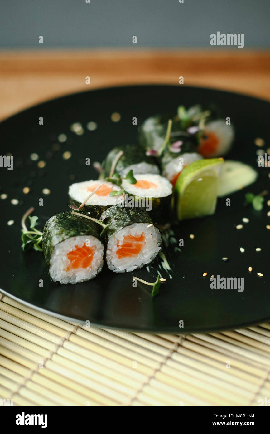Close-up de sushi servido en la placa en la tabla Foto de stock