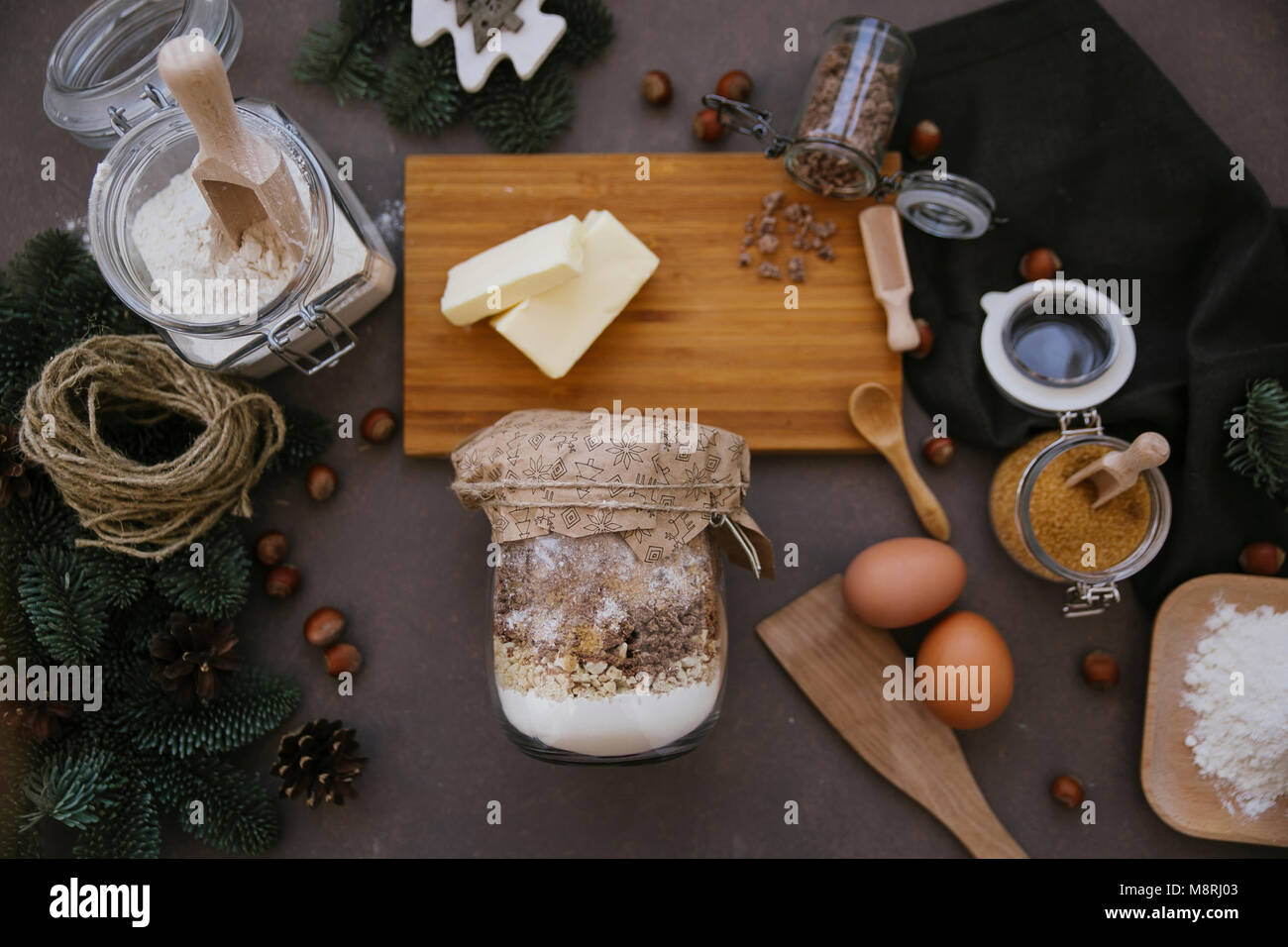 Un alto ángulo de visualización de los alimentos en la mesa durante la Navidad Foto de stock