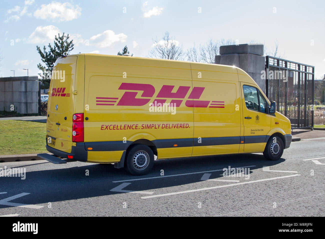 DHL Express logística de la empresa alemana Deutsche Post DHL prestan  servicios internacionales de mensajería y paquetería, servicios de correo  expreso, logística y transporte en Liverpool, Merseyside, REINO UNIDO  Fotografía de stock -