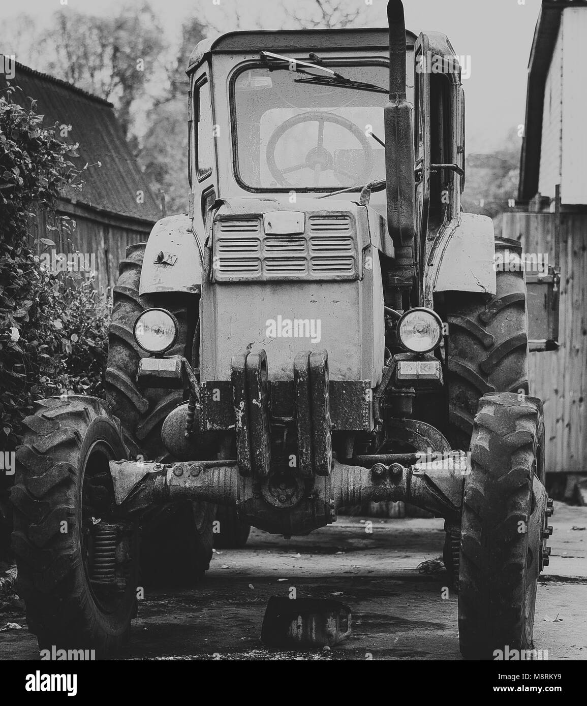 Tractor antiguo en blanco y negro Foto de stock