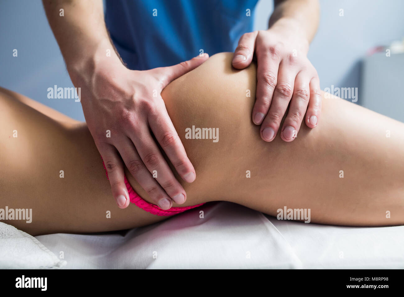 Las piernas y nalgas masajes para reducir la celulitis y mantener un aspecto saludable Fotografía de stock Alamy