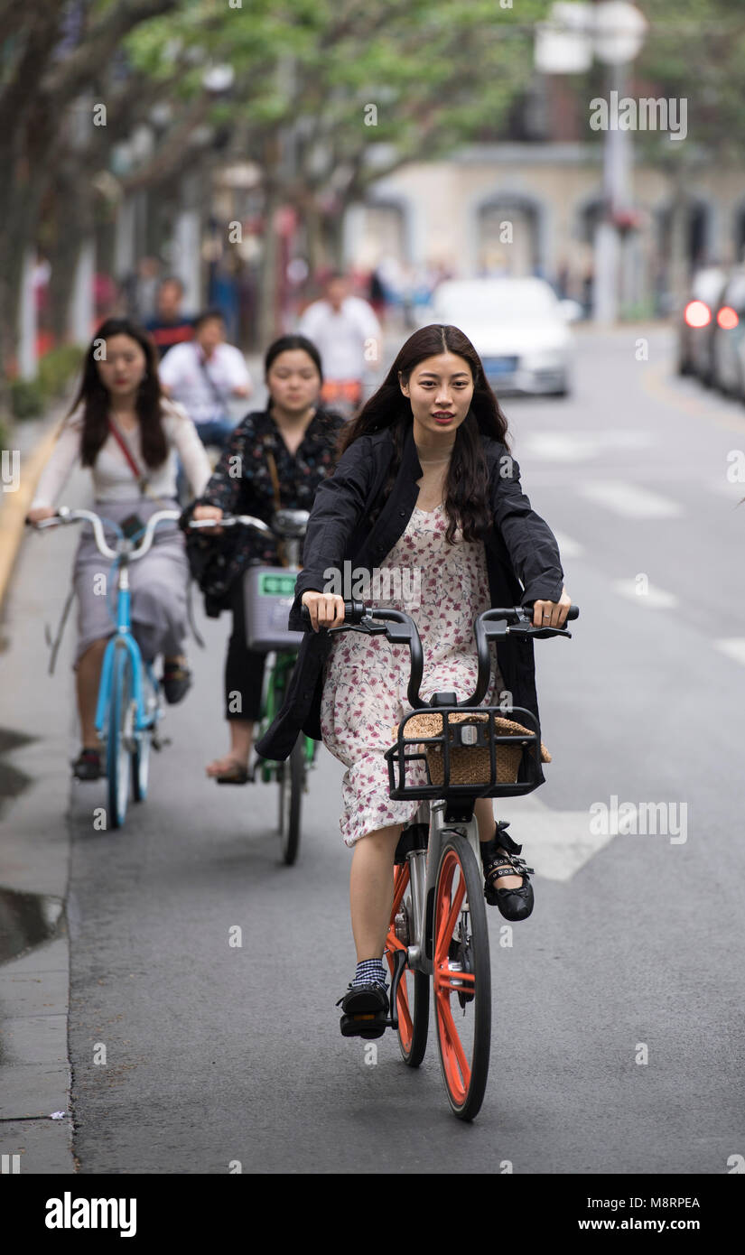 La gente andando en bicicleta en las calles de Shangai en China Fotografía  de stock - Alamy