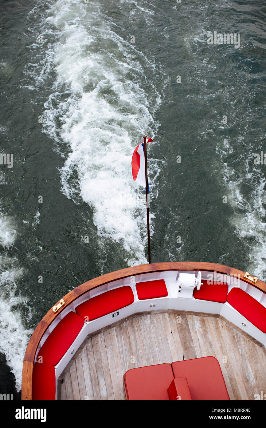 Un alto ángulo de visualización de la bandera francesa en el barco