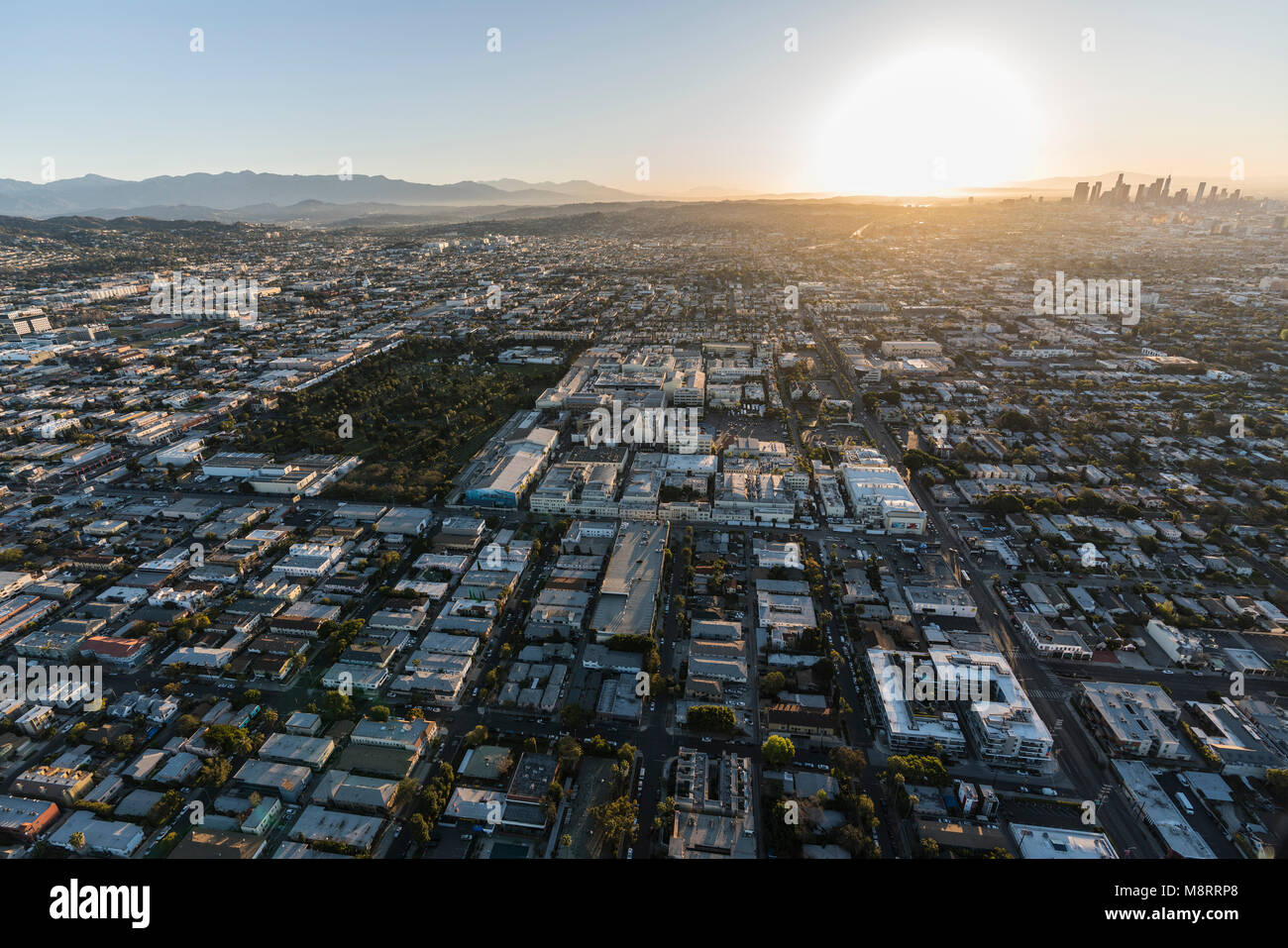 Los Angeles, California, EE.UU. - 20 de febrero de 2018: Amanecer vista aérea hacia el estudio de Paramount Pictures en Hollywood con el centro de Los Ángeles en el fondo. Foto de stock