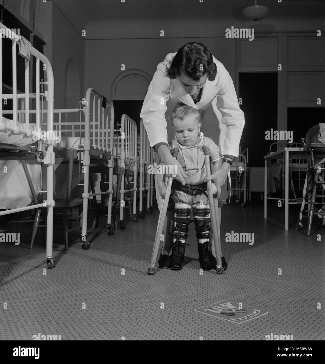 Niño que usa las muletas foto de archivo. Imagen de dolorido - 5641426