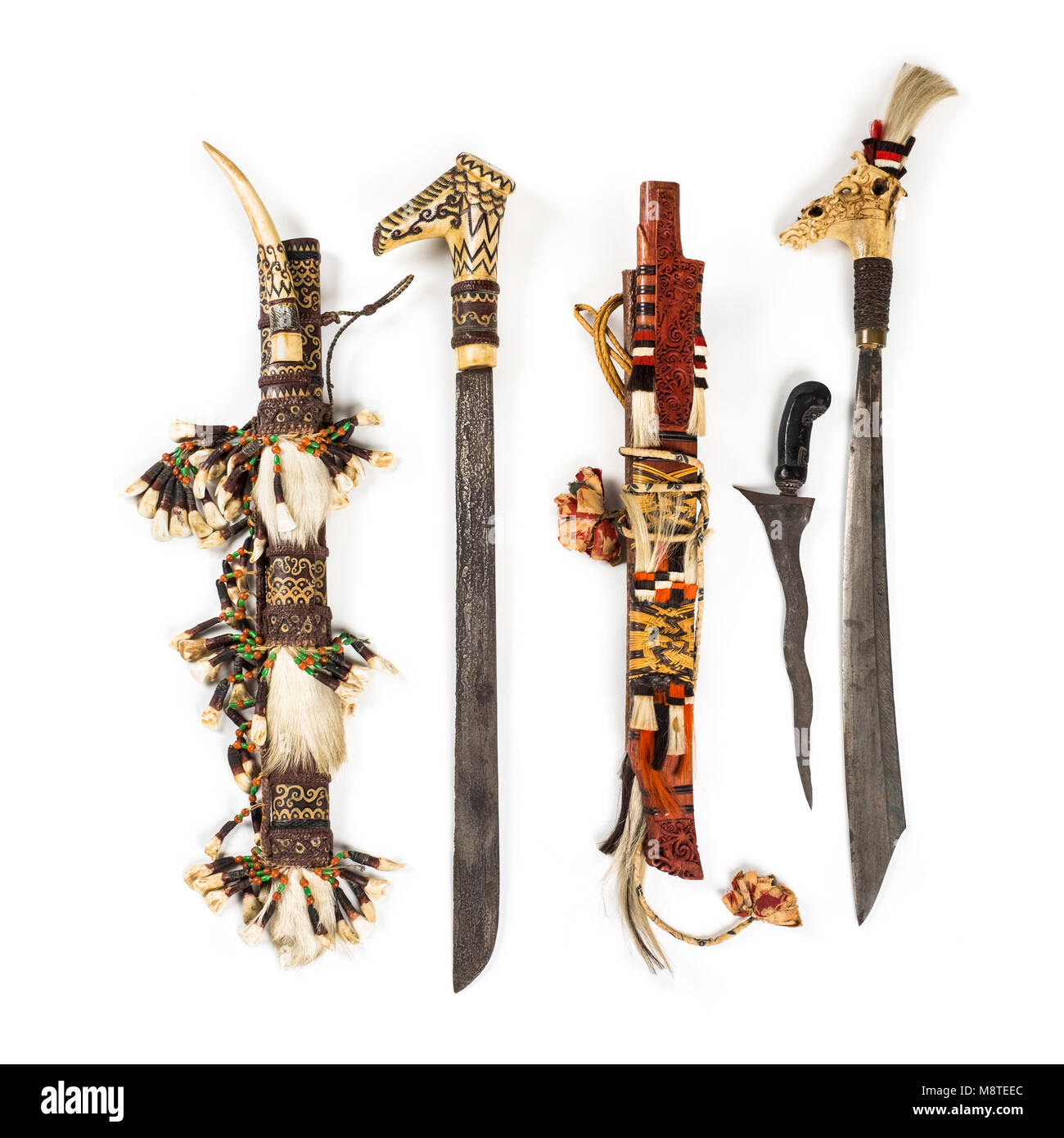 Par de Mundaú antiguos cuchillos / headhunting espadas ceremoniales de la población Dyak de Borneo, completo con vaina en madera original. Foto de stock