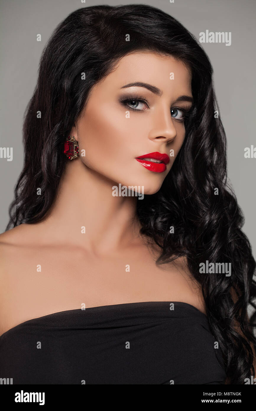 Modelo morena fotografías e imágenes de alta resolución - Alamy