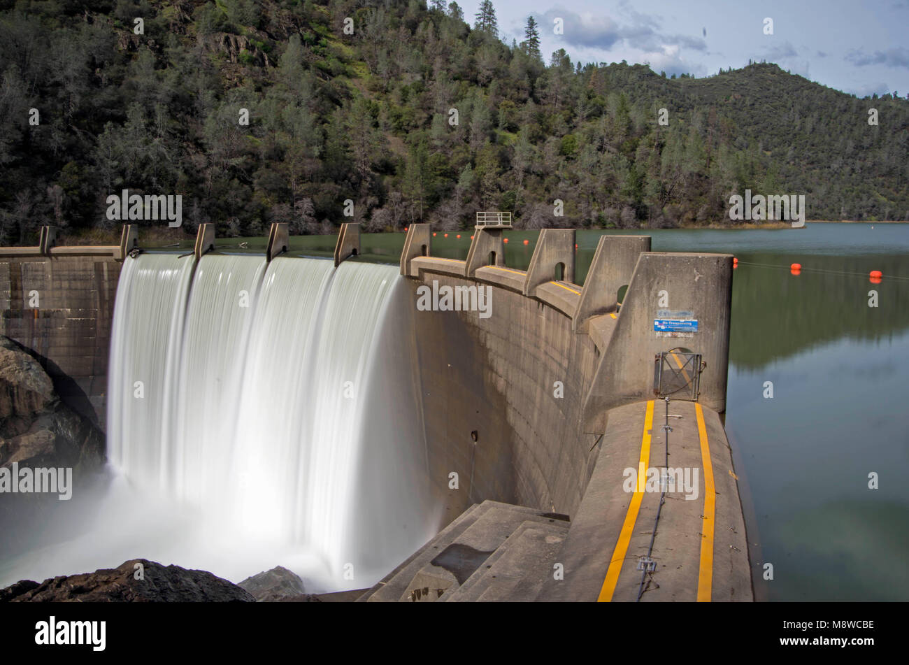 Cuando el nivel de agua del lago Clementine llega a un cierto nivel, una cascada es creada por el North Fork Dam. Foto de stock