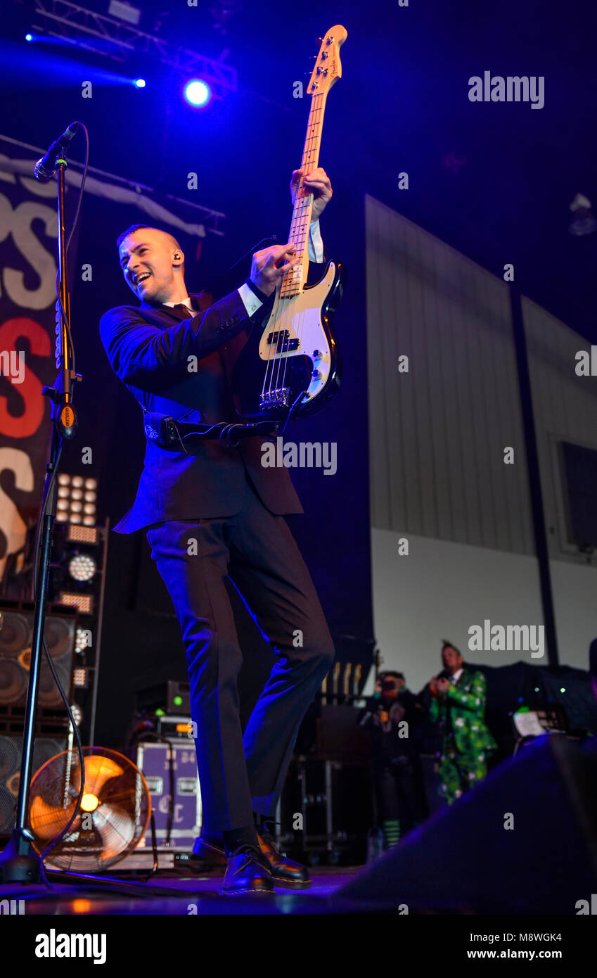 Costa Mesa, California, 17 de marzo de 2018 - La célula en el escenario a Travis feriantes Musink Tattoo y el Festival de Música - Crédito de la foto: Ken Howard/Alamy Foto de stock