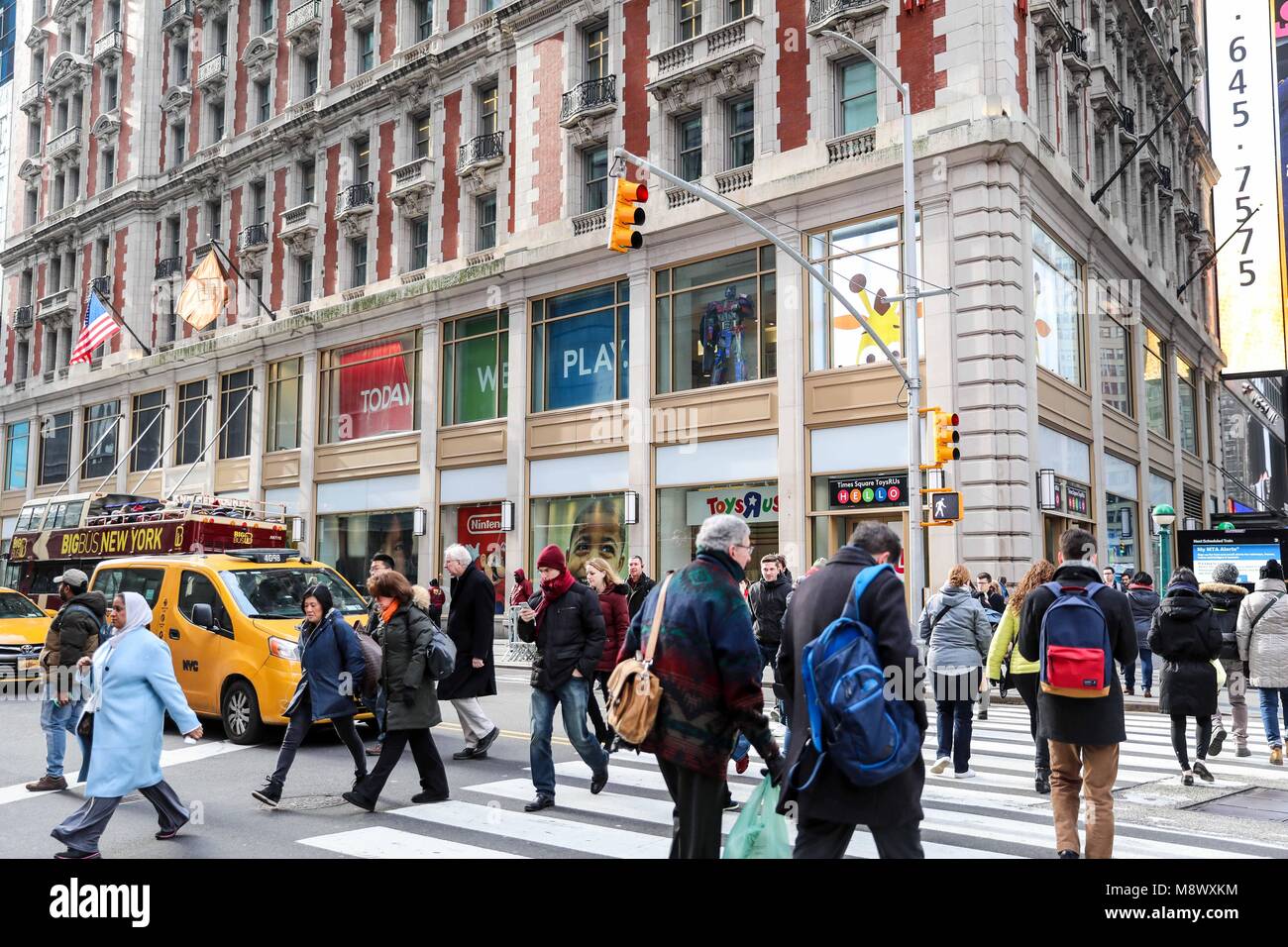 Corbata Marchito botón Tienda de juguetes Toys R Us fachada es visto en la Ciudad de Nueva York en  los Estados Unidos este martes, Toys "R" Us toy store liquidará sus 735  unidades en los