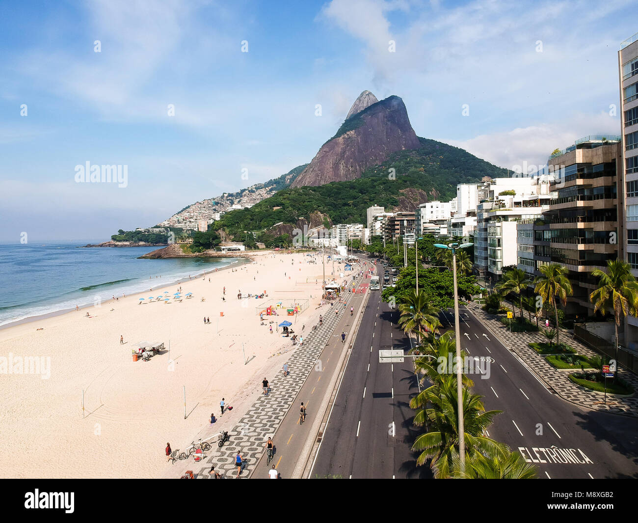 Antena drone vista de Leblon, con Dois Irmaos montaña, Río de Janeiro,  Brasil Fotografía de stock - Alamy