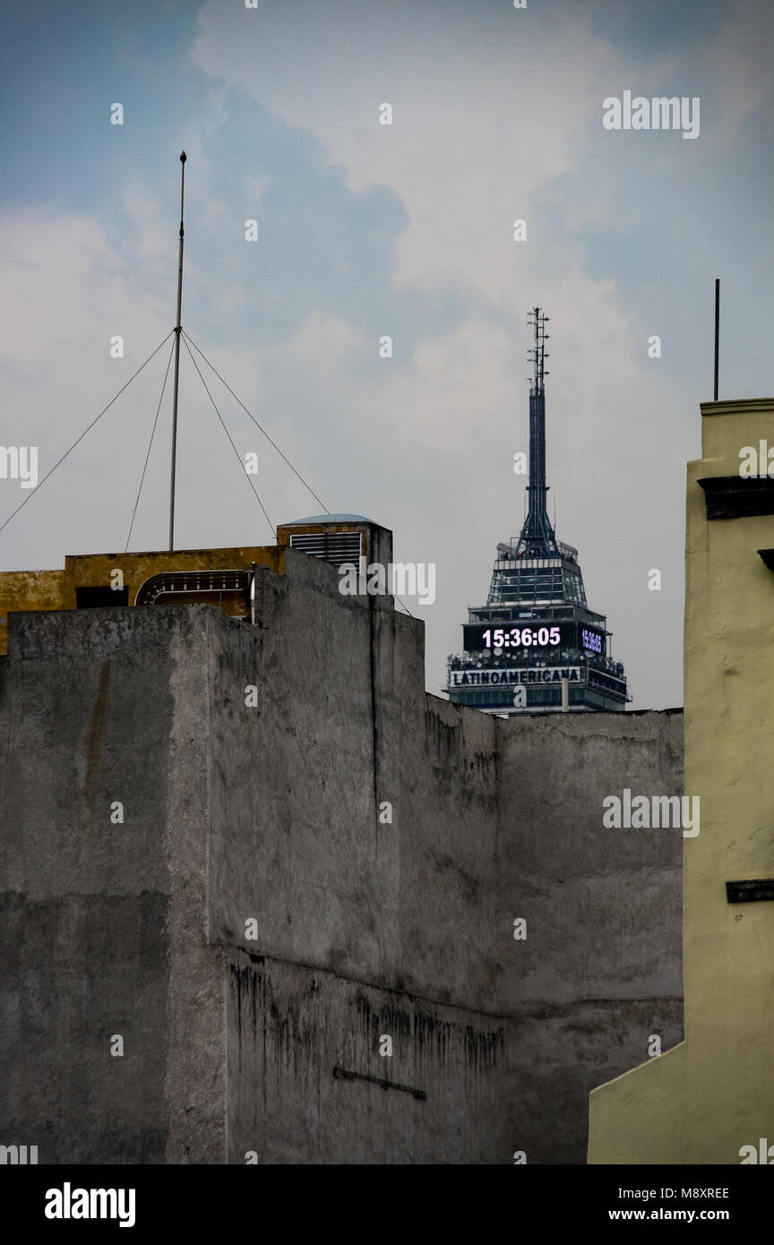 Una vista de la torre de América Latina en la Ciudad de México / Torre Latinoamericana en la Ciudad de México Foto de stock