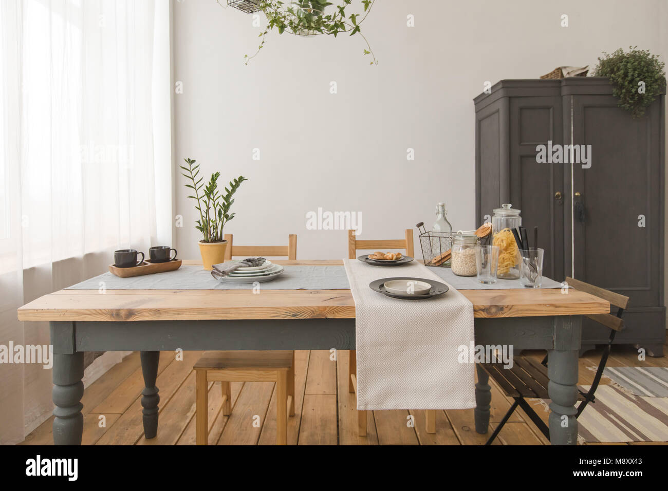 Mesa de madera de comedor en casa moderna Foto de stock