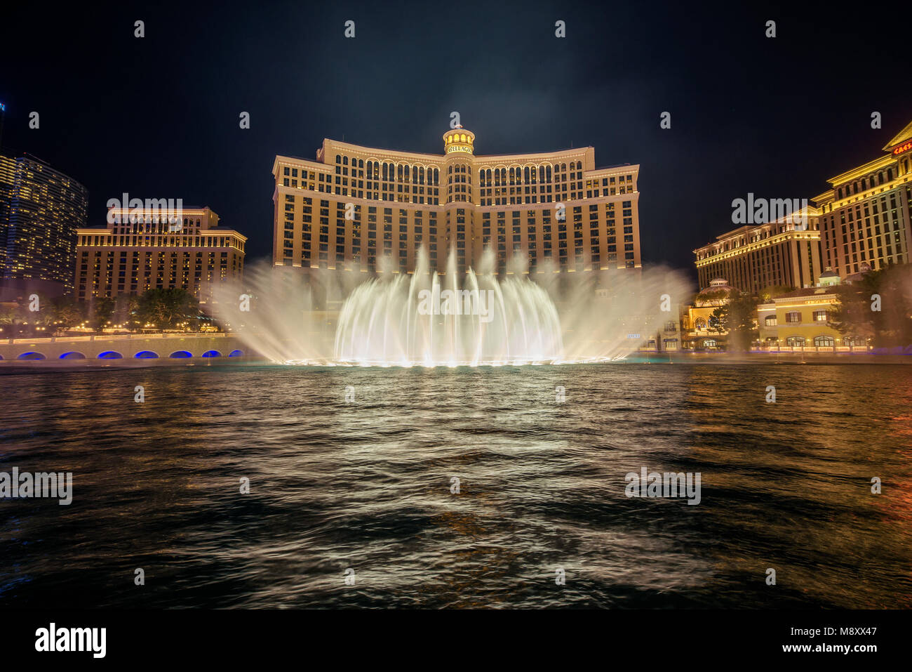 Las fuentes del Bellagio en la noche en Las Vegas Foto de stock