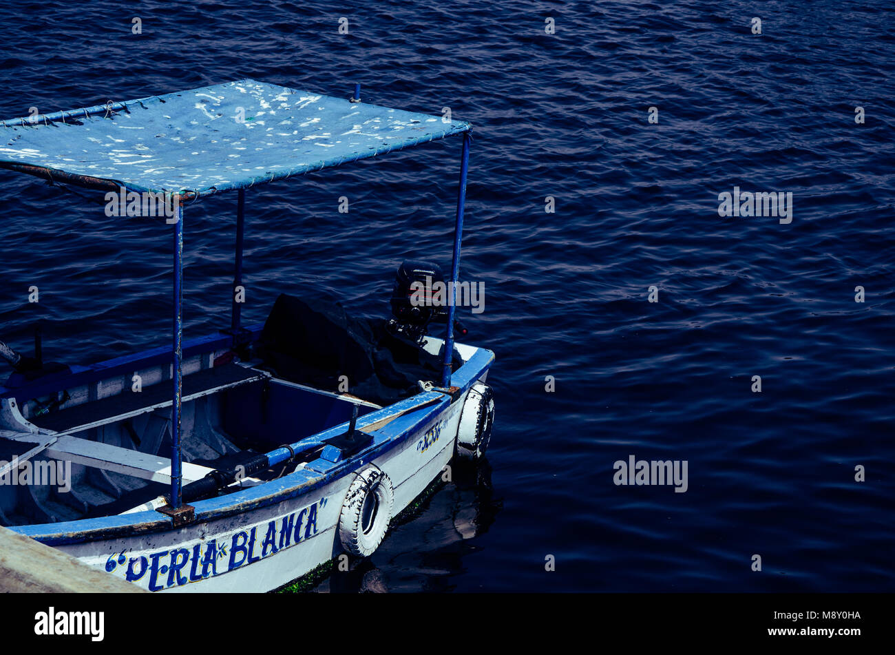 Barco Perla Blanca ' ' en la playa de Pescadores en Chorrillos, Lima - Perú  Fotografía de stock - Alamy