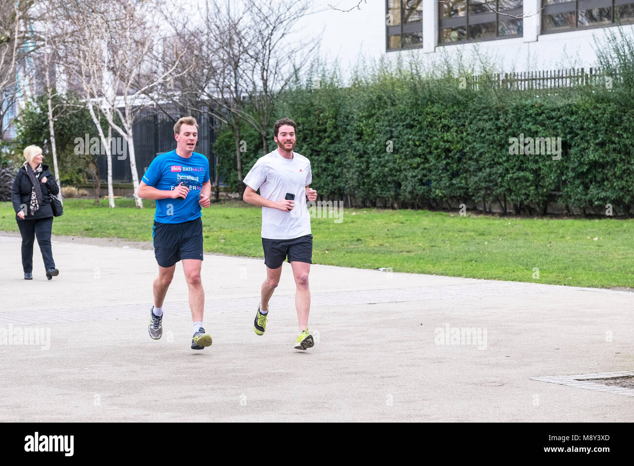 Dos corredores en el South Bank de Londres. Foto de stock