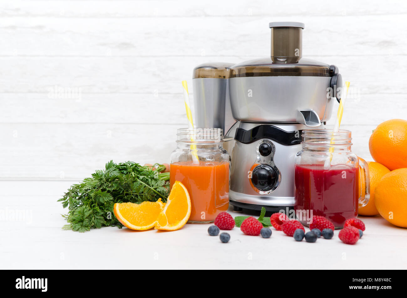 Preparar zumos de frutas y verduras frescas. Licuadora eléctrica