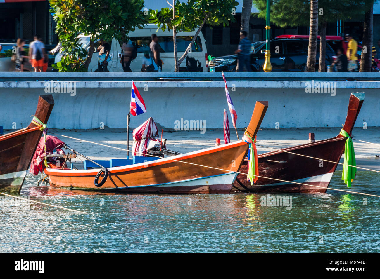 Pequeña playa tailandesa típica y barcos en las inmediaciones del puerto de Phuket El mar de Andaman. Foto de stock