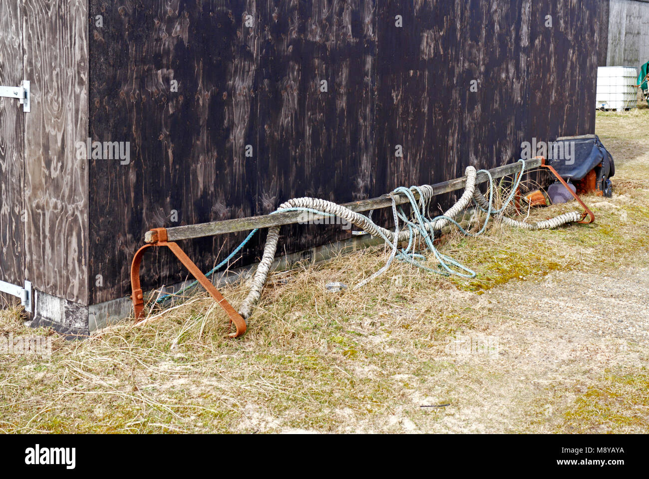 Los restos de un tipo de arrastreros camaroneros net por una cabaña de pescadores en Winterton-on-Sea, Norfolk, Inglaterra, Reino Unido, Europa. Foto de stock