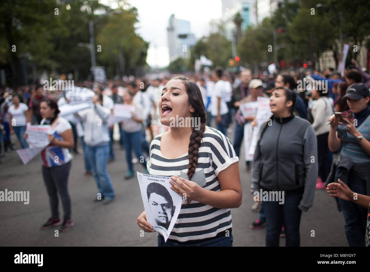 La gente marcha a través de la Ciudad de México protestando por el regreso de 43 desaparecidos Normalista estudiantes que fueron tomadas de Ayotzinapa de pedagogía en Iguala, México, durante el "Día de Acción Global por Ayotzinapa', el miércoles 23 de octubre de 2014. Tres estudiantes fueron asesinados y otros 43 han desaparecido desde el 26 de septiembre de 2014. El alcalde y su esposa fueron acusados de ordenar los secuestros y asesinatos. La policía local también fueron acusados de colaborar con los Guerreros Unidos cártel en los crímenes. Foto de stock