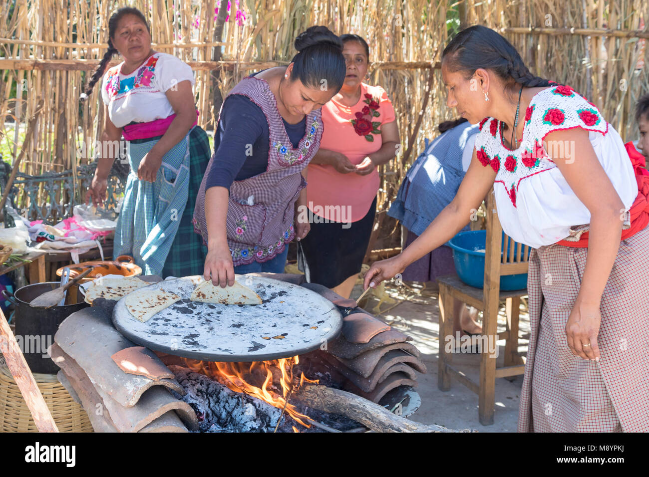 https://c8.alamy.com/compes/m8ypkj/san-juan-teitipac-oaxaca-mexico-mujeres-haciendo-tortillas-en-un-comal-durante-la-feria-y-el-patrimonio-linguistico-en-un-pequeno-pueblo-zapoteca-m8ypkj.jpg