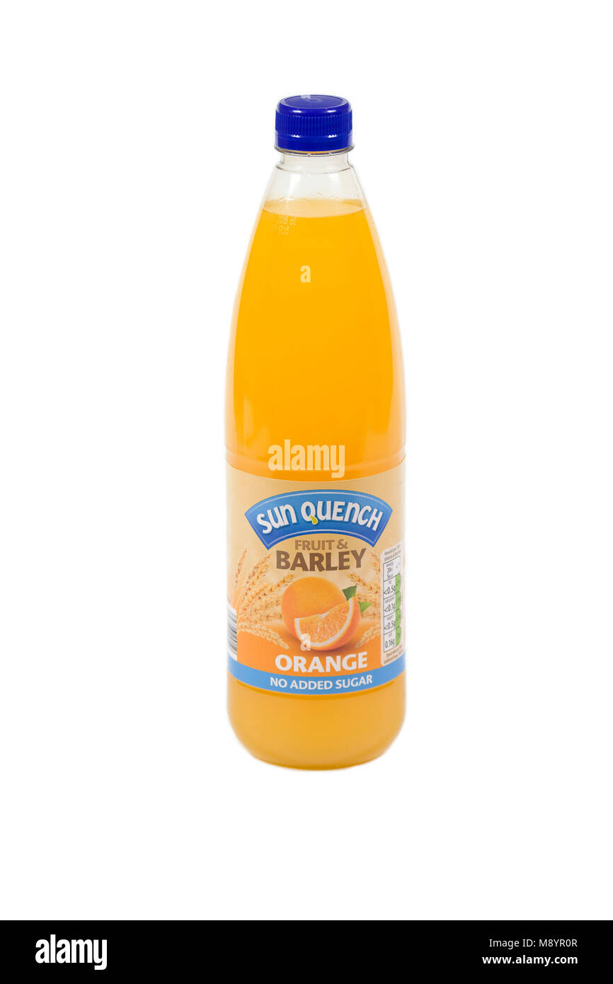 Toda la botella de Sun Quench cordial naranja sobre fondo blanco. Foto de stock