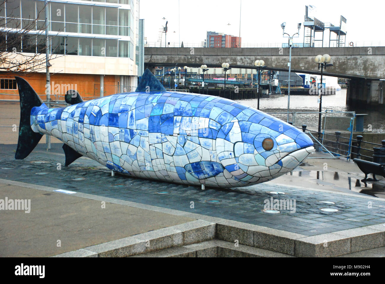 Estatua de Big Fish, Belfast, Irlanda del Norte, REINO UNIDO Foto de stock