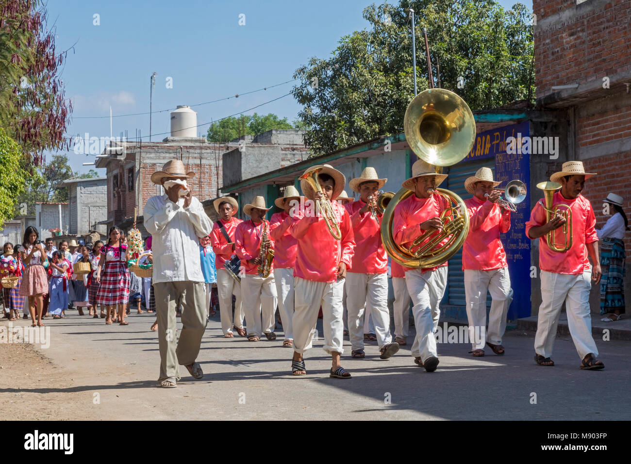 San Juan Teitipac, Oaxaca, México Una brass band y bailarines en