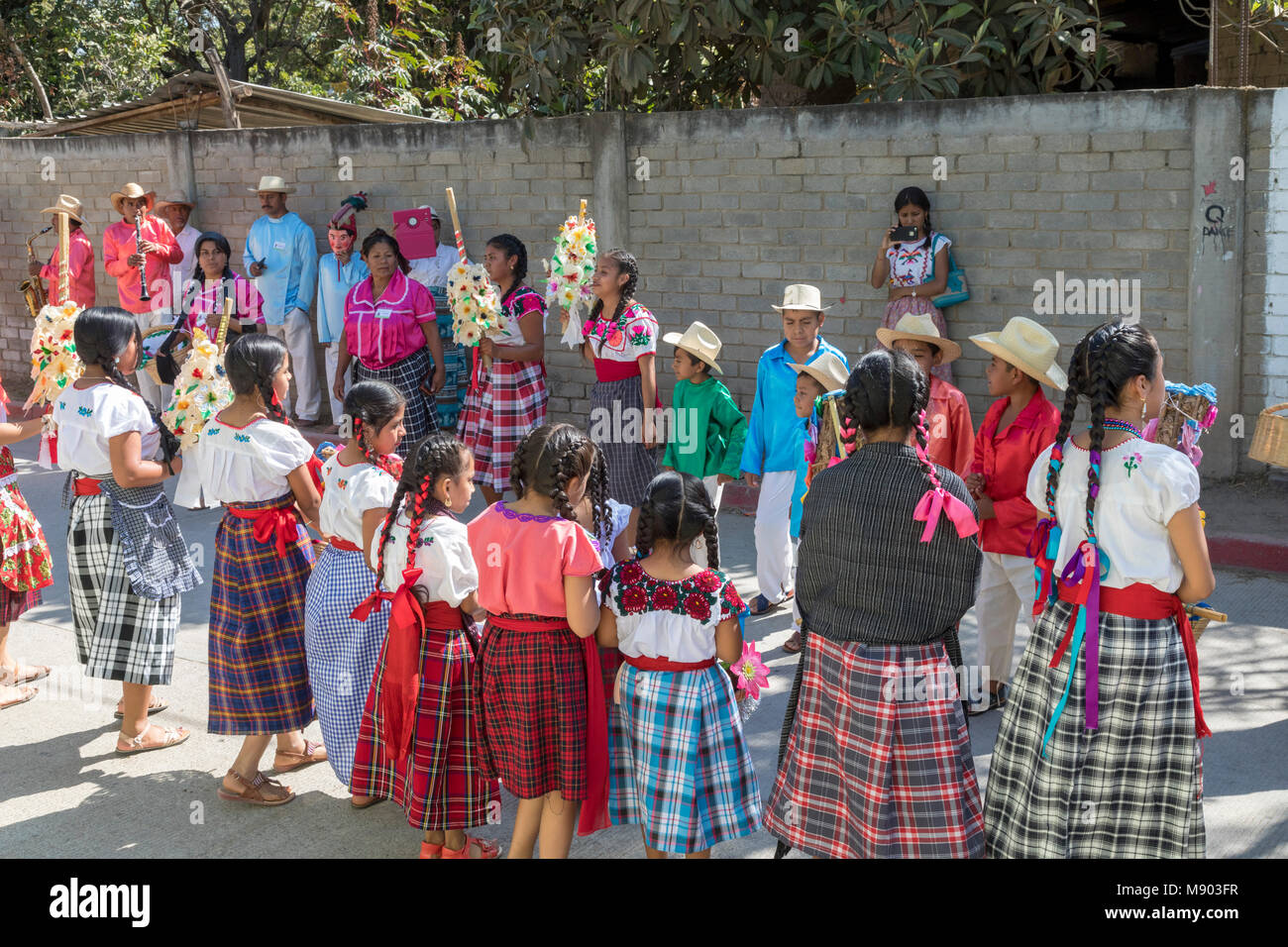 San Juan Teitipac, Oaxaca, México Una brass band y bailarines en