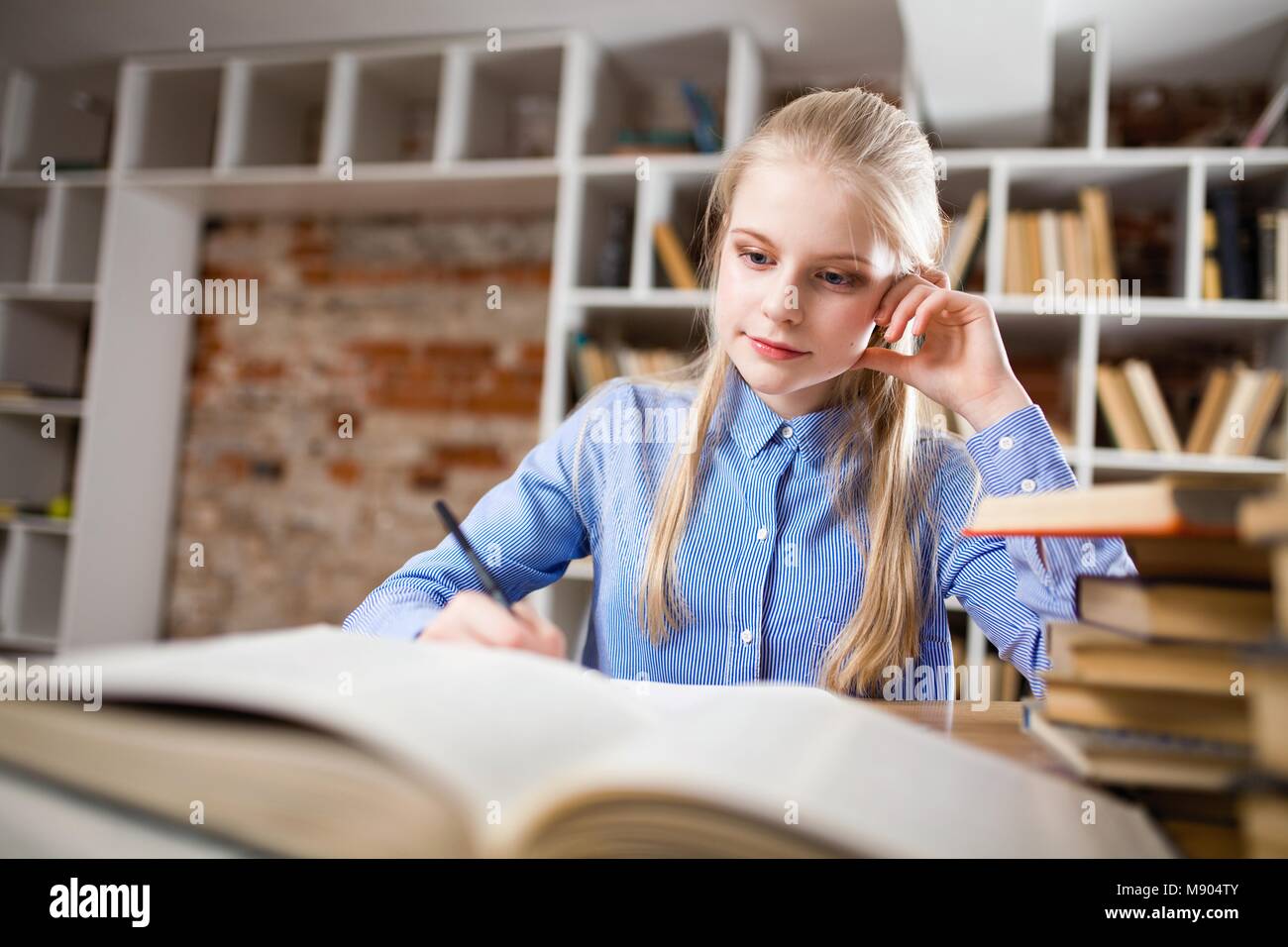 Adolescente en una biblioteca Foto de stock