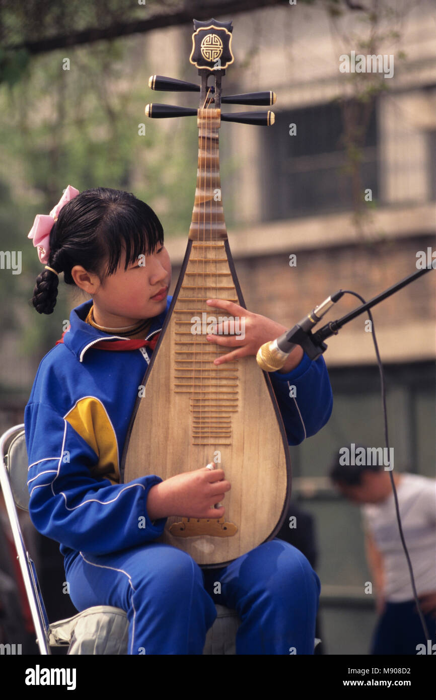 Instrumento musical chino fotografías e imágenes de alta resolución - Alamy