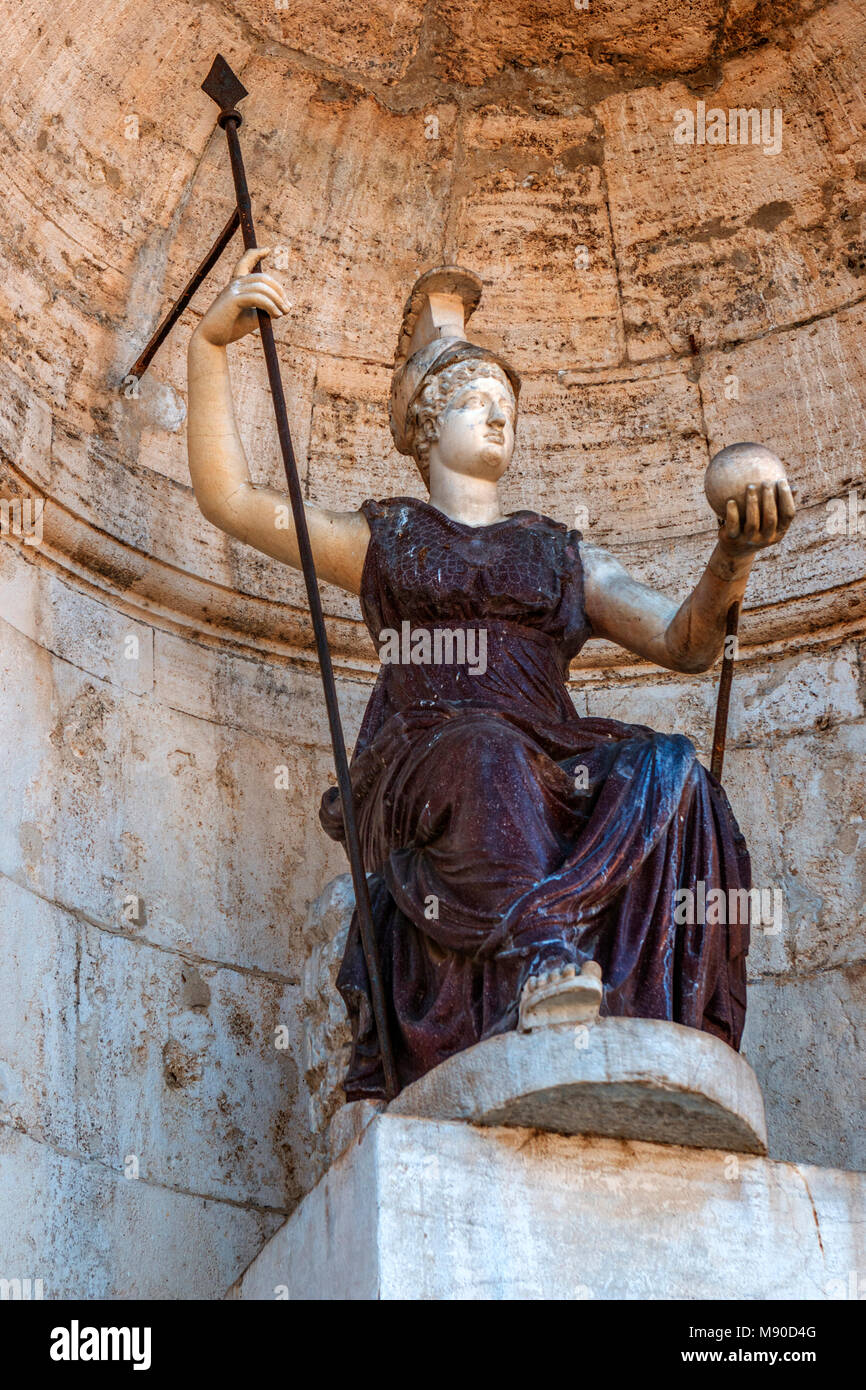 El pórfido y mármol estatua de Minerva personifica a la diosa Roma con una lanza y un mundo simbólico dentro aedicule de Piazza del Campidoglio en Roma Foto de stock