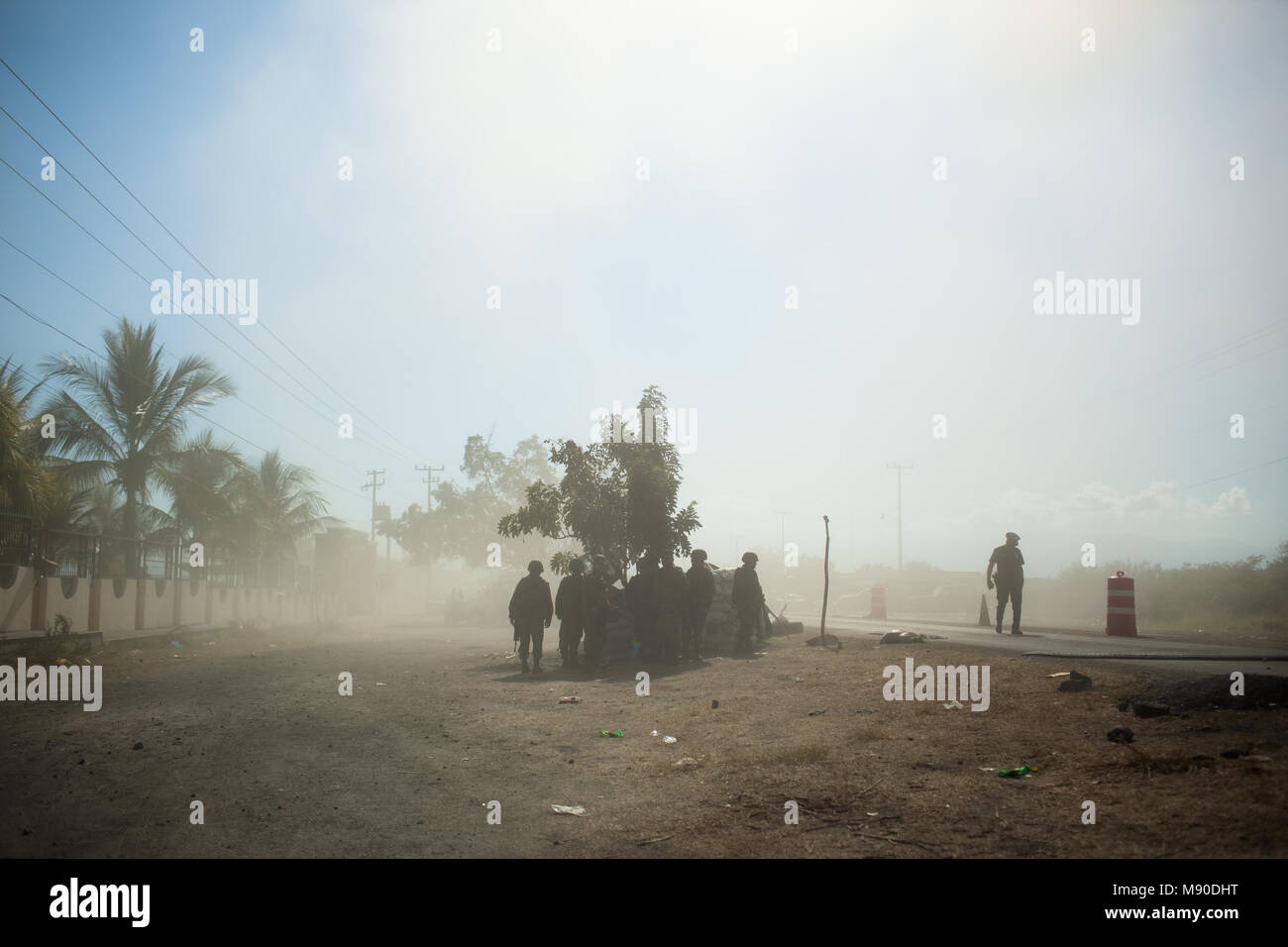 Soldados del ejército mexicano Hipólito guardia Mora en el rancho de La Ruana, Michoacán‡n, México el 17 de diciembre de 2014. Este fue el sitio de un enfrentamiento entre la mora del grupo de vigilantes y sus rivales de grupo H3. El conflicto dejó 11 personas muertas. Foto de stock