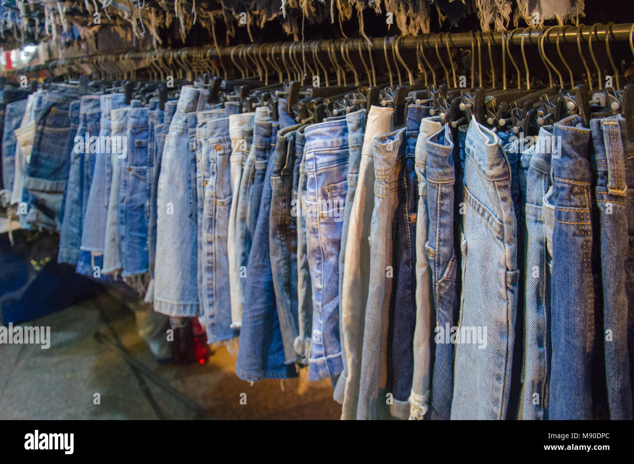 Pantalones vaqueros en una percha en la tienda Fotografía de stock - Alamy