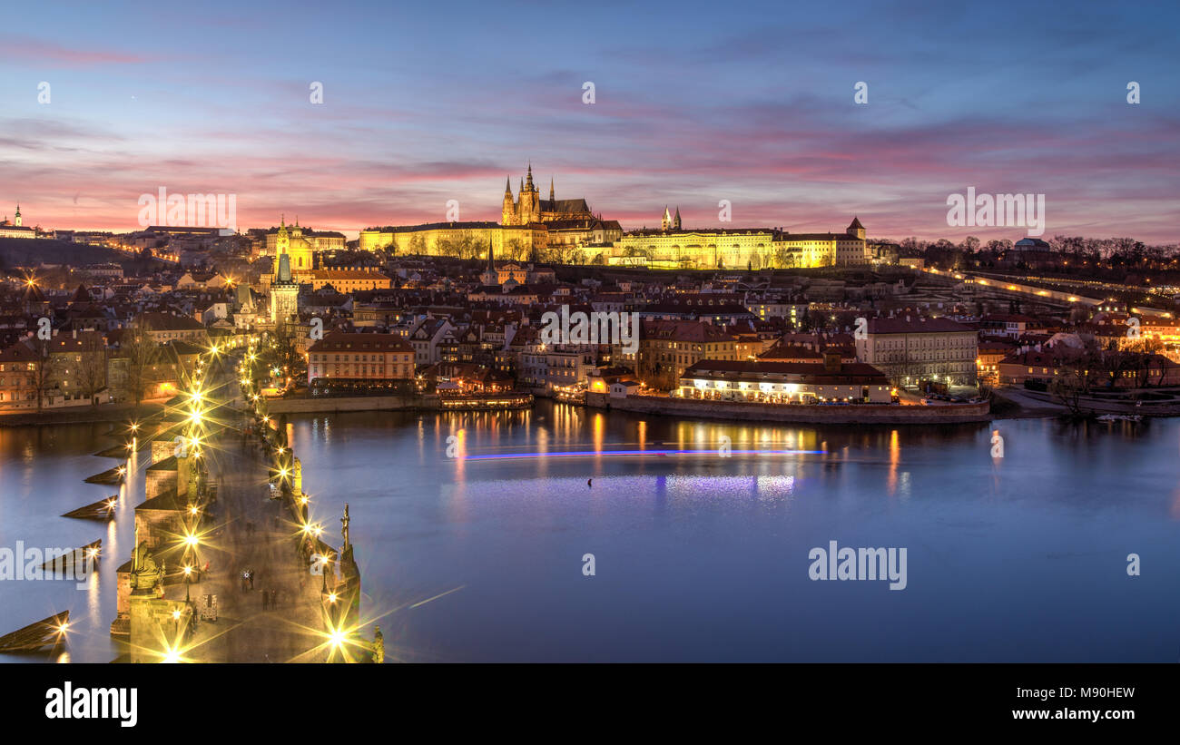 El Castillo de Praga y Puente de Carlos Foto de stock