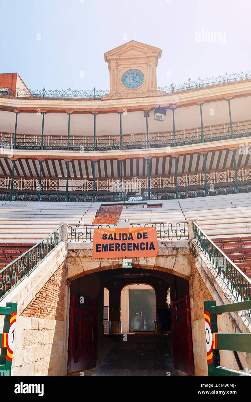 Vista de las gradas con una salida de emergencia y el antiguo reloj de  arena en español Fotografía de stock - Alamy