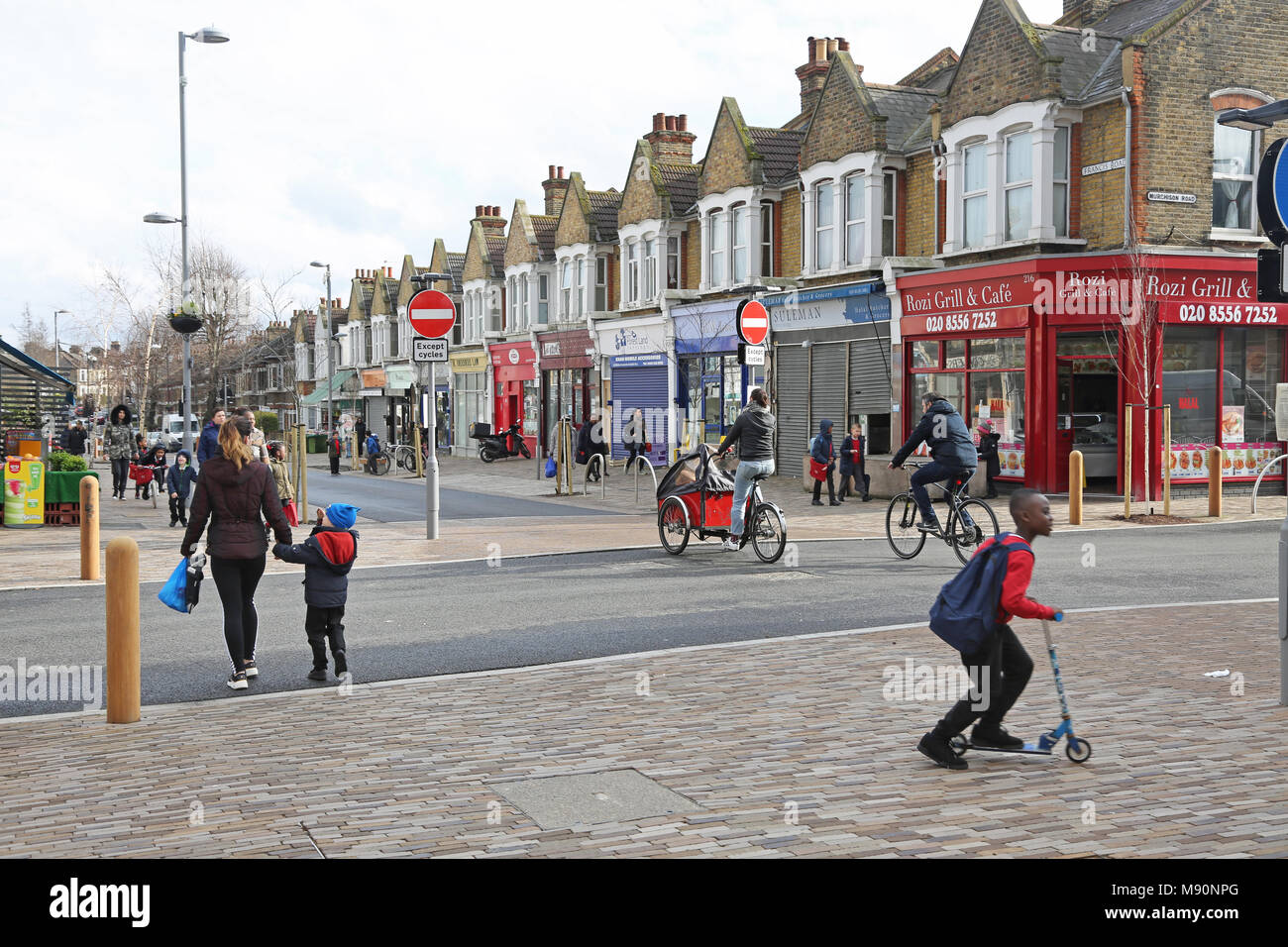 Francisco Road, Wathamstow, Londres. Una nueva calle peatonal. Restricción vehicular instalado como parte del nuevo ciclo-friendly Mini-Holland scheme. Foto de stock