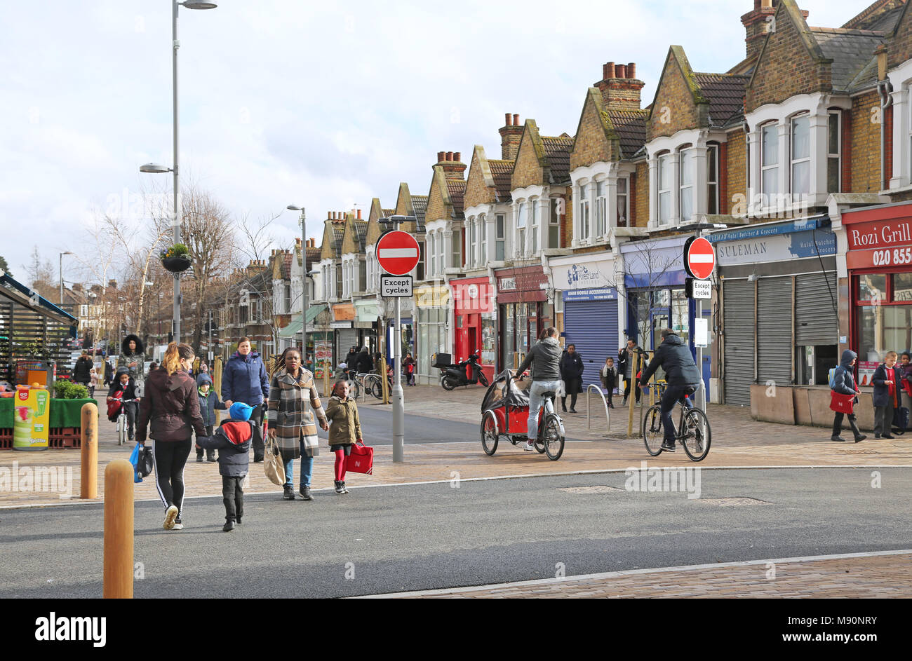 Francisco Road, Wathamstow, Londres. Una nueva calle peatonal. Restricción vehicular instalado como parte del nuevo ciclo-friendly Mini-Holland scheme. Foto de stock