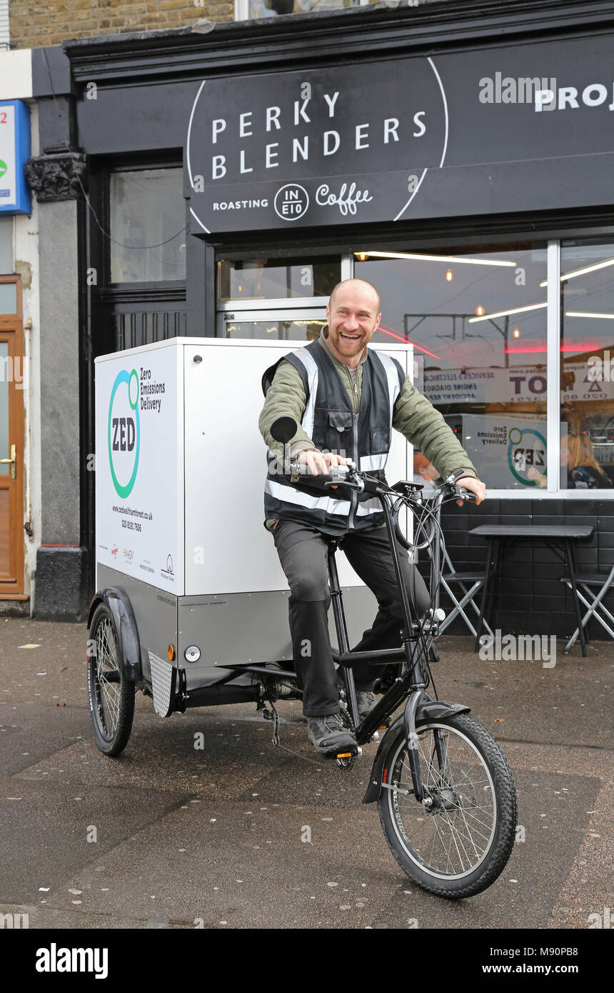 El personal de una empresa de distribución de emisiones cero utiliza una carga eléctrica trike para distribuir mercancías en Walthamstow, en el norte de Londres. Foto de stock