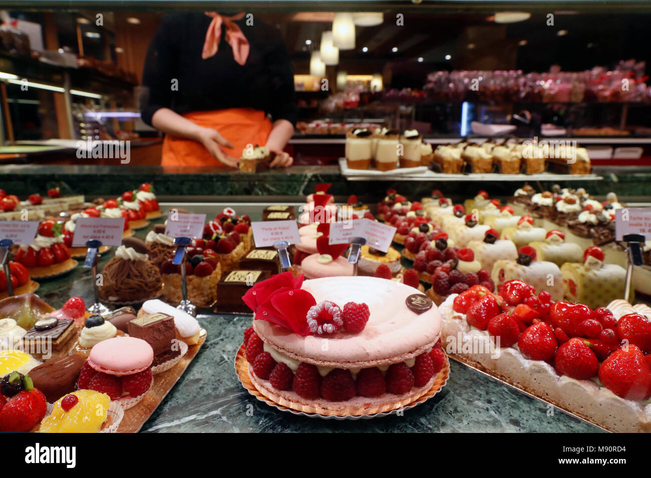 Un montón de bonitos pasteles en una panadería. Estrasburgo. Francia. Foto de stock