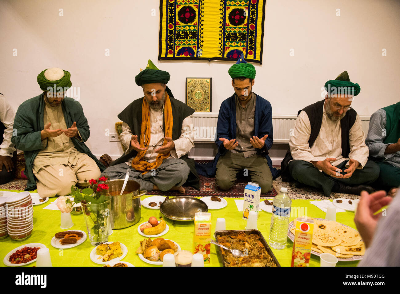 Sufíes musulmanes rezando antes de la cena Iftar (el Ramadán). Saint-Ouen, Francia. Foto de stock