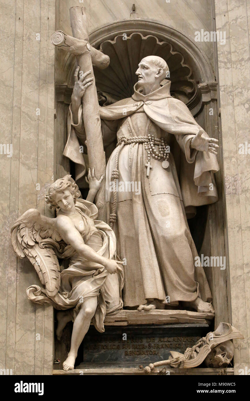 Estatua de San Pedro de Alcántara, en la basílica de San Pedro, en Roma. Italia. Foto de stock
