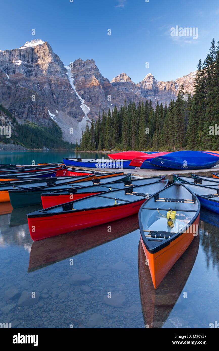 Canoas canadienses en el Lago Moraine, en el Parque Nacional Banff, Alberta, Canadá. Otoño (septiembre de 2017). Foto de stock