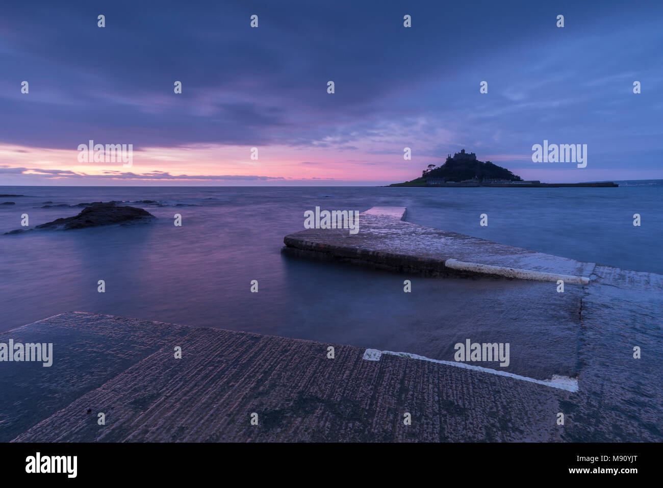 Grada hacia St Michael's Mount en Sunrise, Marazion, Cornualles, Inglaterra. Otoño (noviembre de 2017). Foto de stock