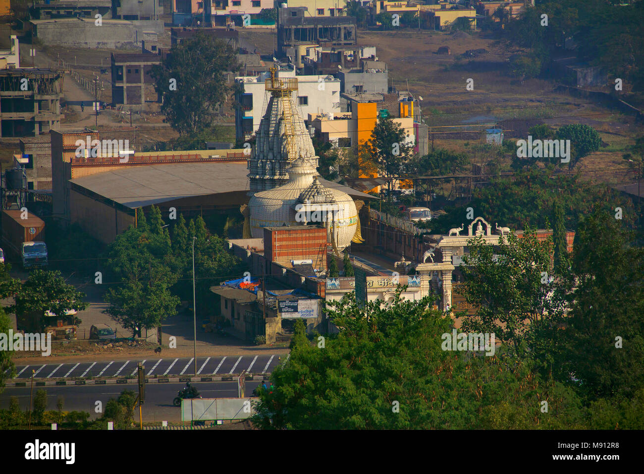 Vista aérea y disparos largos de Shree Shankheshwar Parshnath Tirth - templo Jain Kalash, el templo en forma de kalash, Somatane Plaza de Peaje, en Pune Talwade Foto de stock