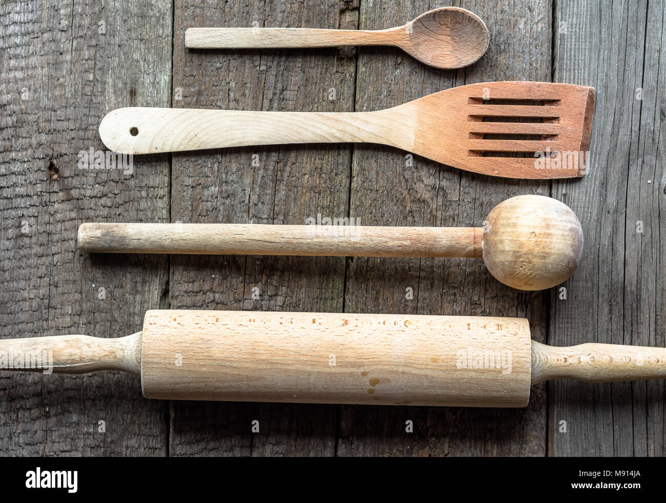 Utensilios de cocina de madera fotografías e imágenes de alta resolución -  Alamy