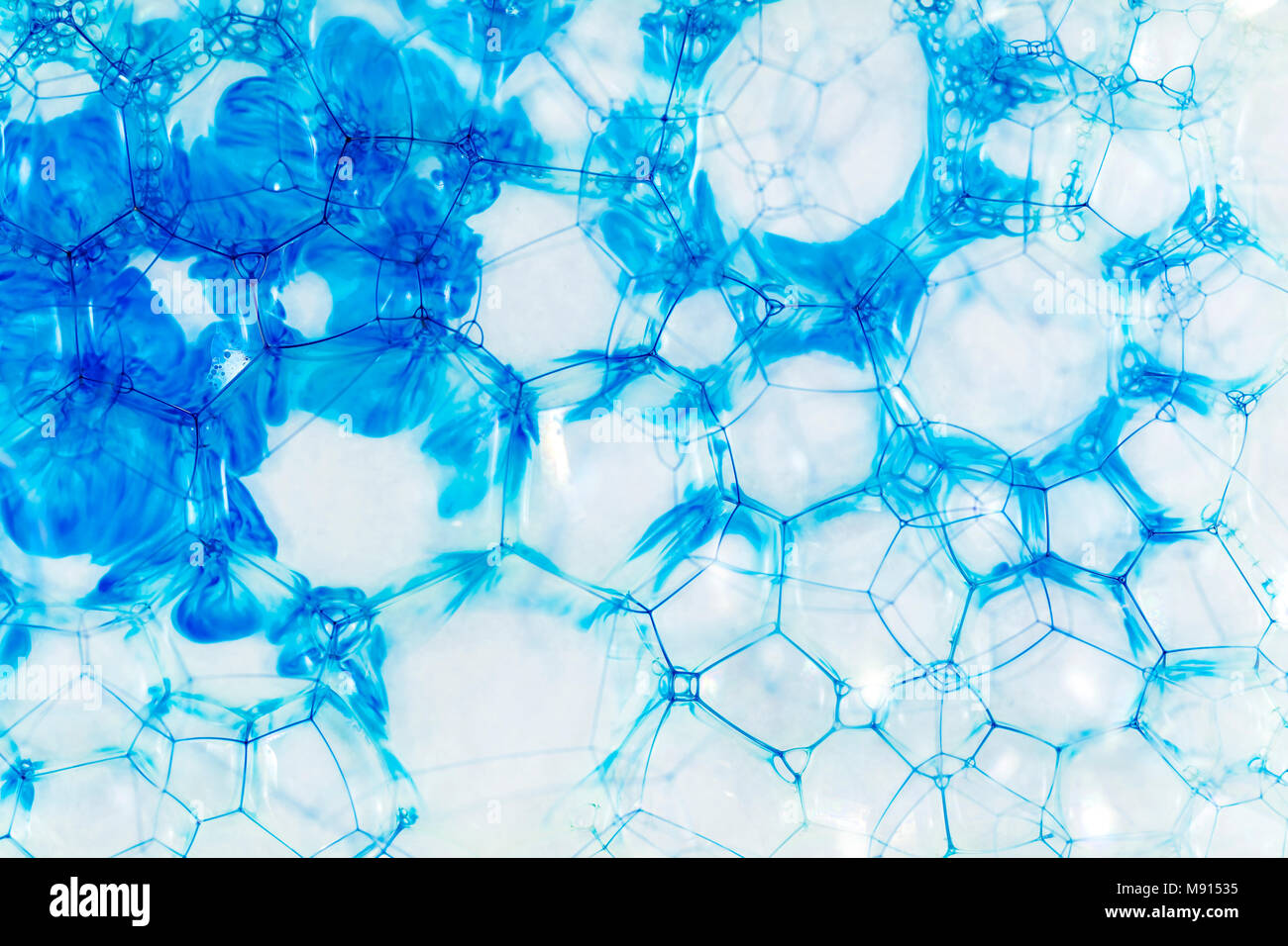 Gota de color azul en las burbujas de aire.Imagine la estructura de ocultación de patógenos en el agua. Foto de stock