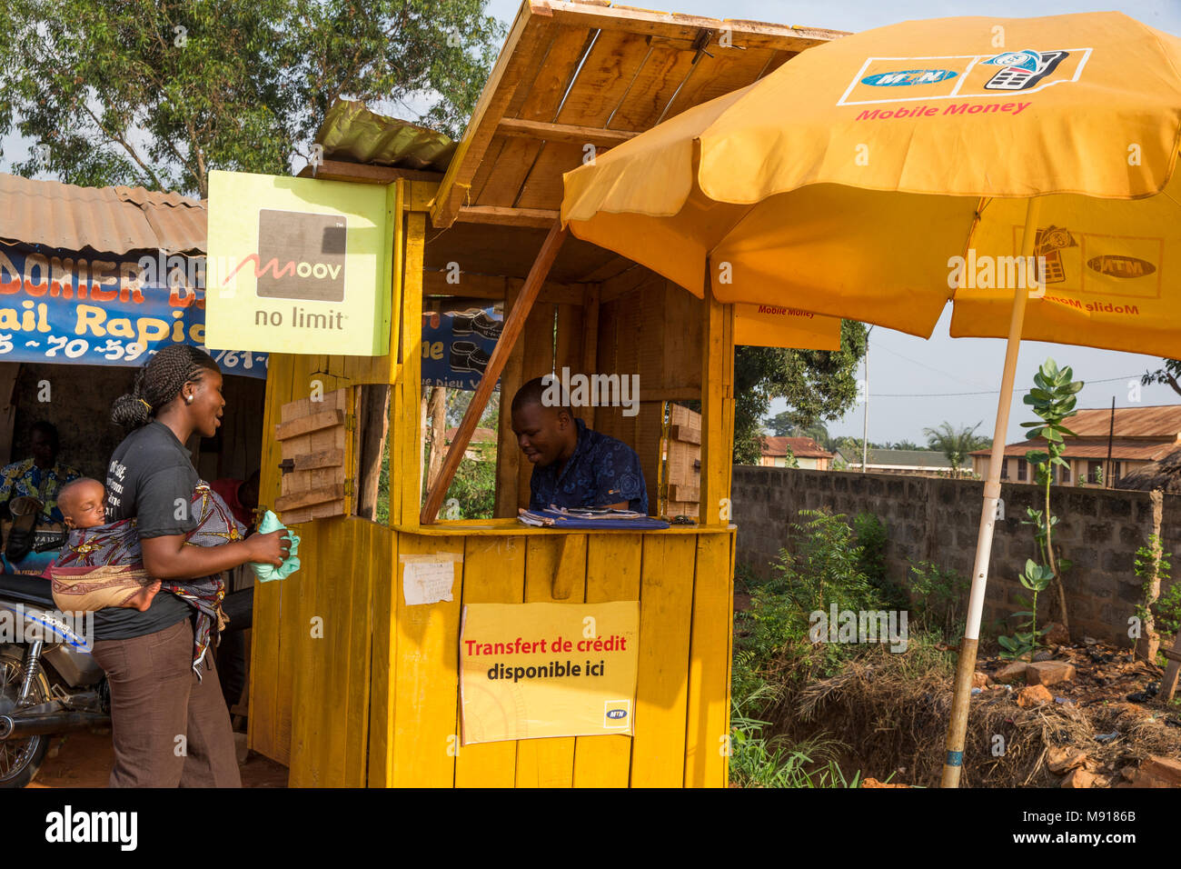 Tienda de venta de teléfonos celulares y de crédito transferencias de dinero en Bohicon, Benin. Foto de stock