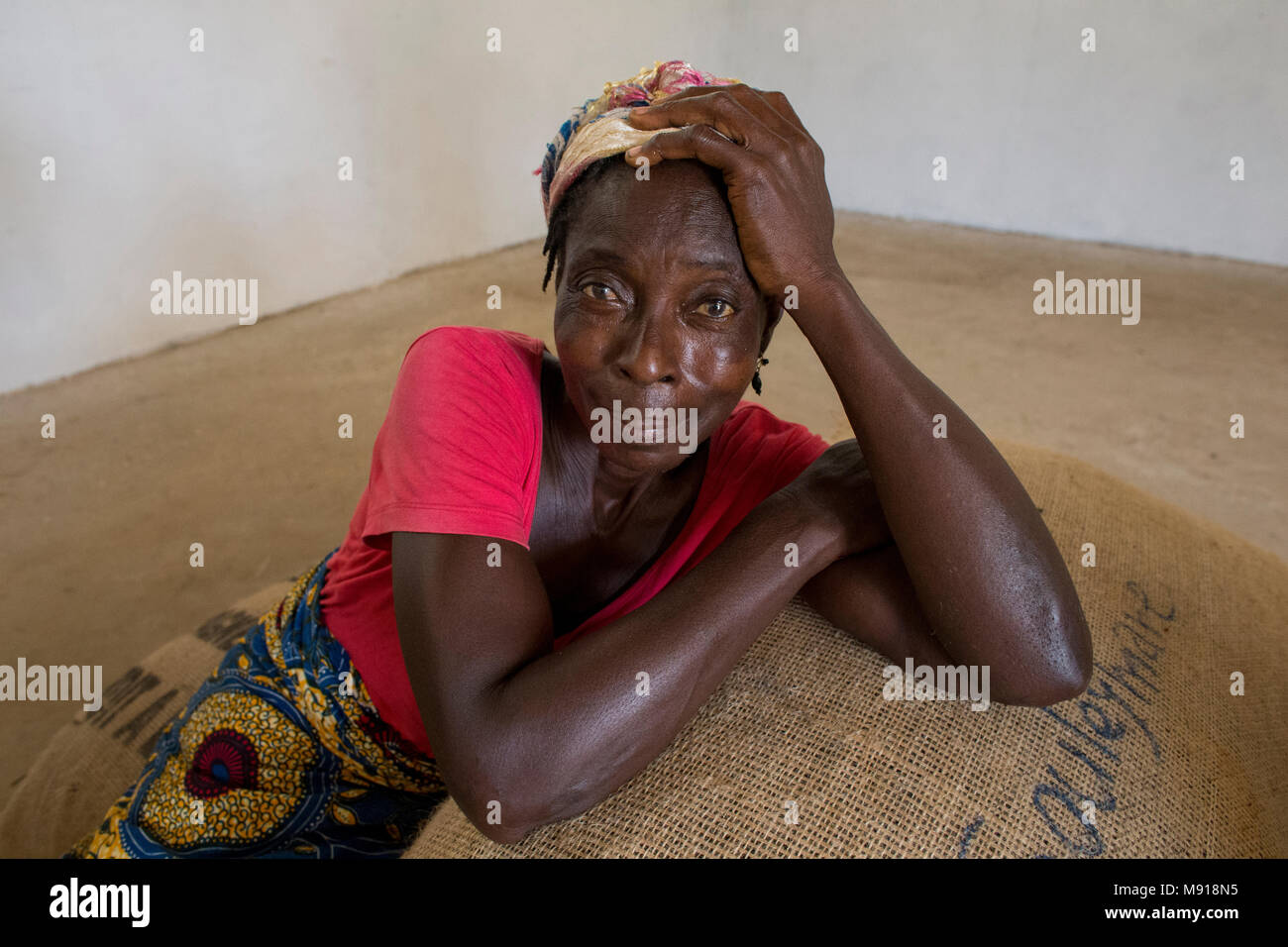 Costa de Marfil. La esposa del productor de cacao. Foto de stock