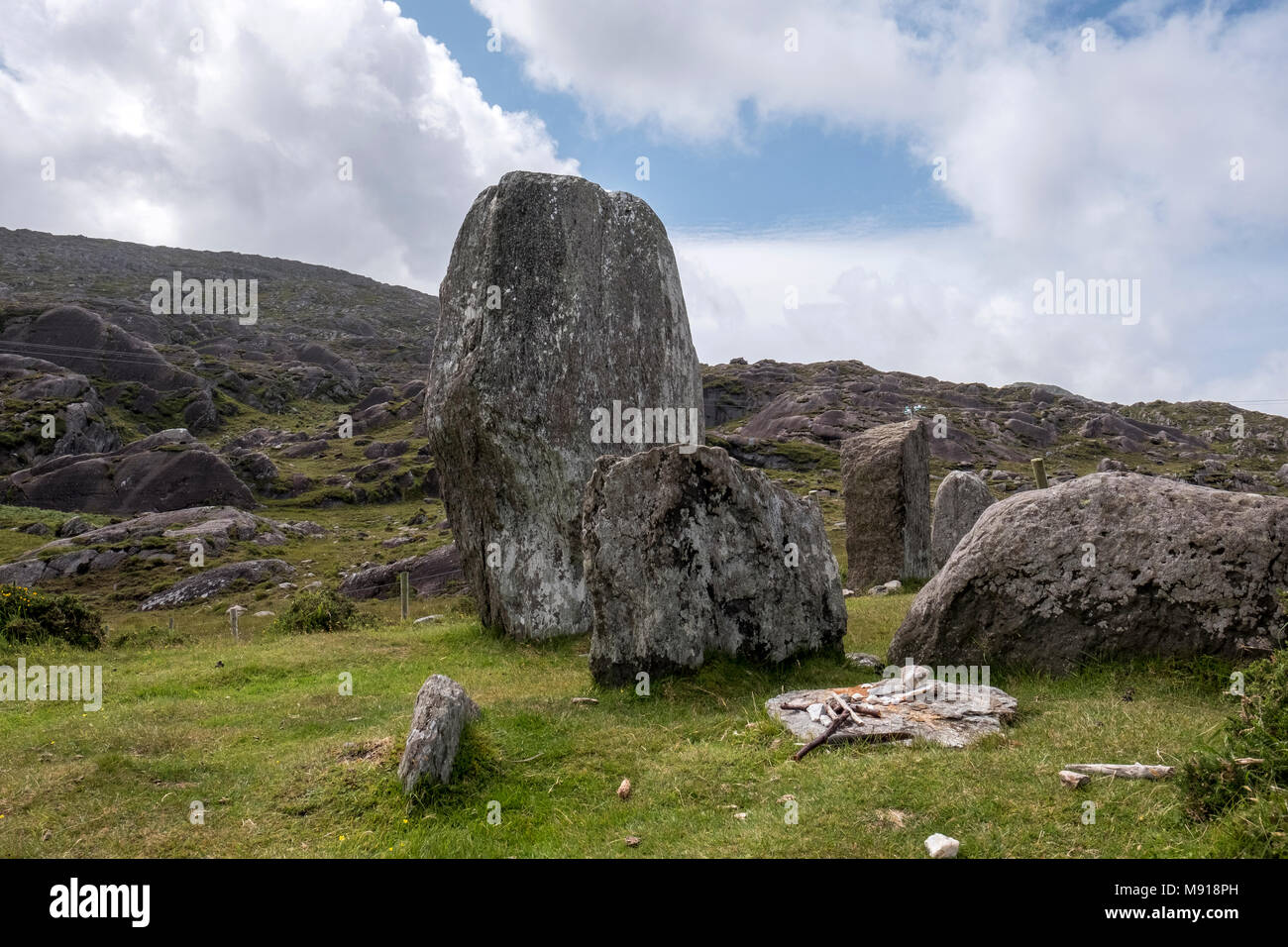 Irlanda. Ardgroom círculo de piedra. La península de Beara. En primer plano los restos de los rituales de los celtas 'moderna'. Foto de stock